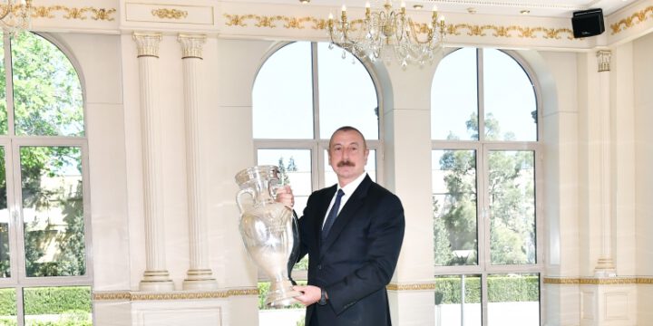 “AVRO-2020”nin kuboku Prezident İlham Əliyevə təqdim olunub