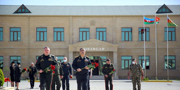 Azərbaycan və Belarus Müdafiə nazirləri hərbi hissələri ziyarət ediblər