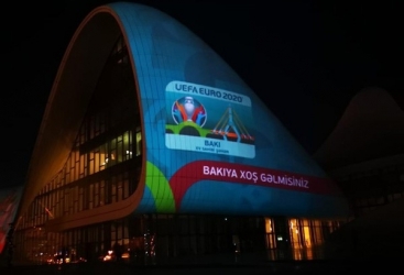 Heydər Əliyev Mərkəzinin üzərində “Avro-2020”nin iştirakçıları ilə bağlı görüntülər nümayiş etdirilib