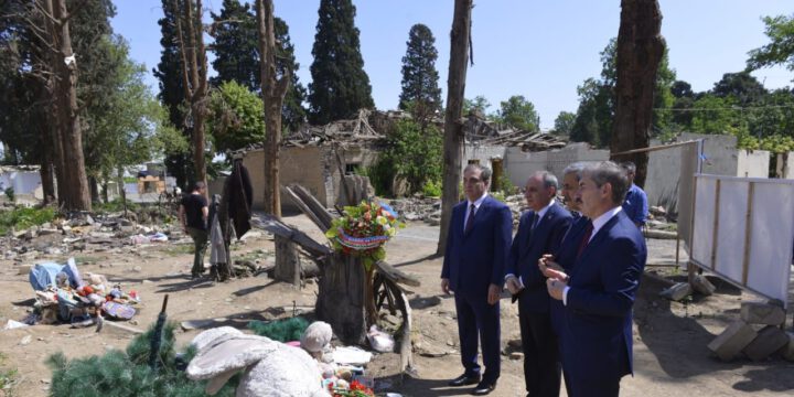 Türkiyə Ali Məhkəməsinin Baş Prokuroru Gəncədə raket atəşinə tutulan ərazilərə baş çəkib