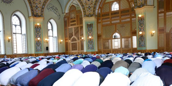 Məscidlərə COVID-19 pasportu olanlar buraxılacaq