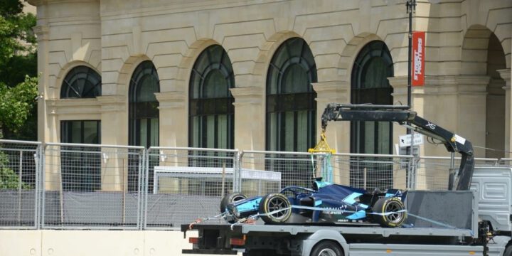 Bakıda F1 zamanı ilk qəza – Bolid yararsız hala düşdü (FOTO)