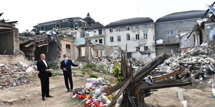 Prezident İlham Əliyev Gəncədə Ermənistanın raket hücumlarının səbəb olduğu cinayət səhnələri ilə tanış olub (FOTO)