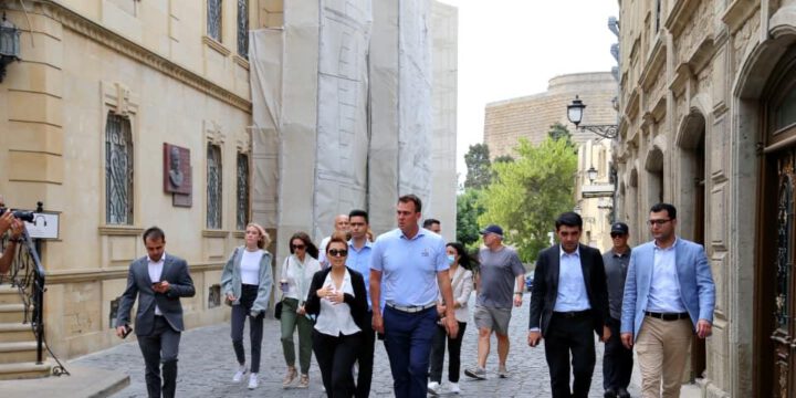 Oklahoma ştatının qubernatoru və ailəsi Bakının ən görməli yerlərini gəziblər