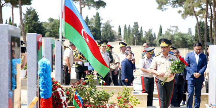 Müdafiə Nazirliyinin rəhbərliyi İkinci Şəhidlər xiyabanını ziyarət edib