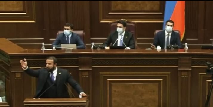 Ermənistan parlamentində növbəti dəfə dava düşüb, iclas yarımçıq dayandırılıb