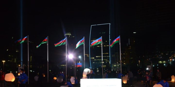 Vətən Müharibəsi Memorial Kompleksi ərazisində səmaya işıq fənərləri buraxılıb, Zəfər tağı simvolizə edilib