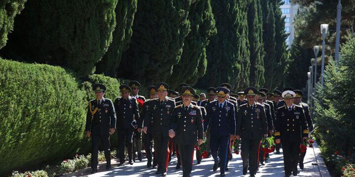 Müdafiə naziri Fəxri xiyabanı və İkinci Şəhidlər xiyabanını ziyarət edib