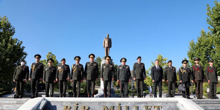 Azərbaycan Ordusunun Baş Qərargah rəisi Ankarada Heydər Əliyev Parkını ziyarət edib