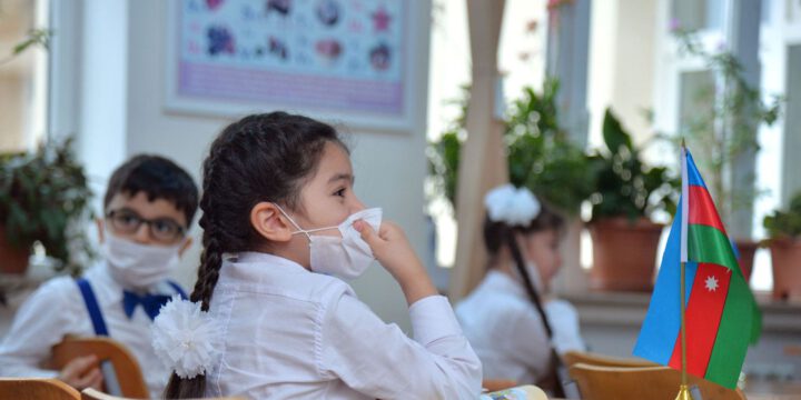 UNICEF: Uşaqların vaksinasiyası məktəblərdə əyani dərslərin yenidən başlanması üçün məcburi şərt olmamalıdır