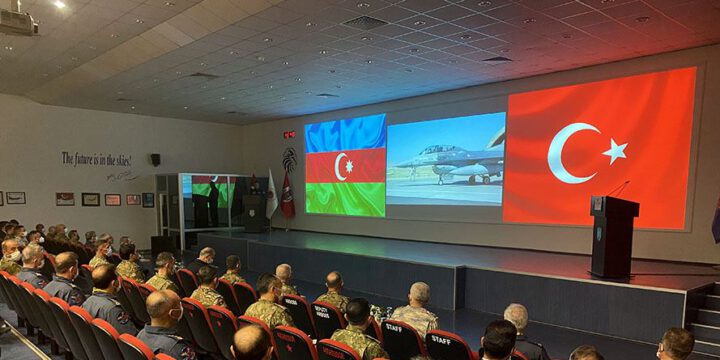 Azərbaycan və Türkiyə hərbi rəhbərliyi “TurAz Şahini – 2021” birgə taktiki-uçuş təlimlərini izləyiblər