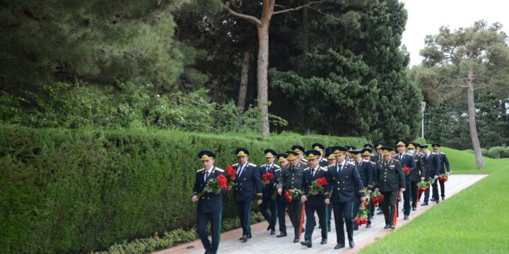 Baş Prokurorluğun əməkdaşları Fəxri xiyaban və Şəhidlər xiyabanını ziyarət ediblər