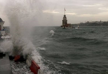 İstanbulda əsən güclü külək nəticəsində dörd nəfər həlak olub