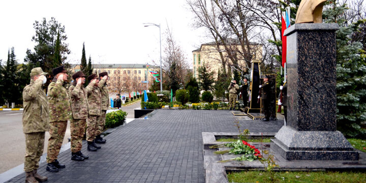 Müdafiə naziri yeni yaradılan komando hərbi hissəsində olub