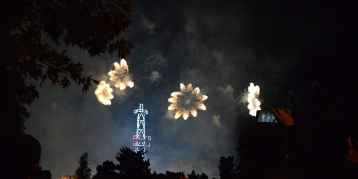 Zəfər Gününə həsr olunan videoproyeksiya nümayiş etdirilib, Şuşa və Bakıda atəşfəşanlıq olub