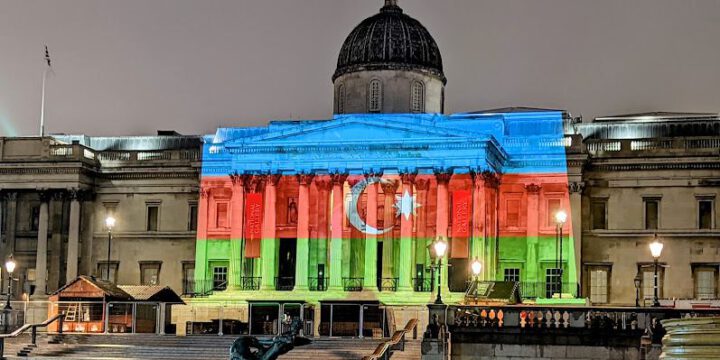 London şəhərində 6 bina Azərbaycan bayrağının rənglərinə boyanıb