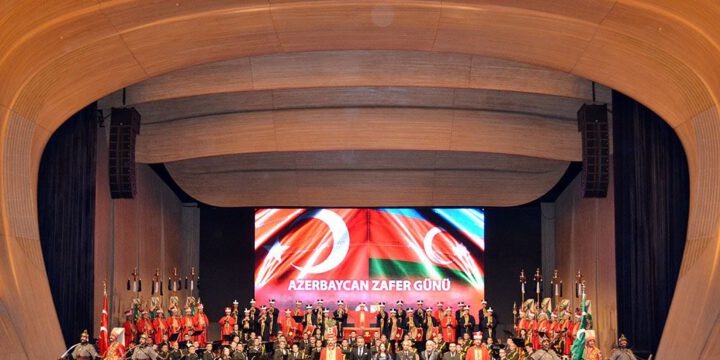 Azərbaycan və Türkiyə müdafiə nazirləri Bakıda Zəfər günü münasibətilə konsertdə iştirak ediblər