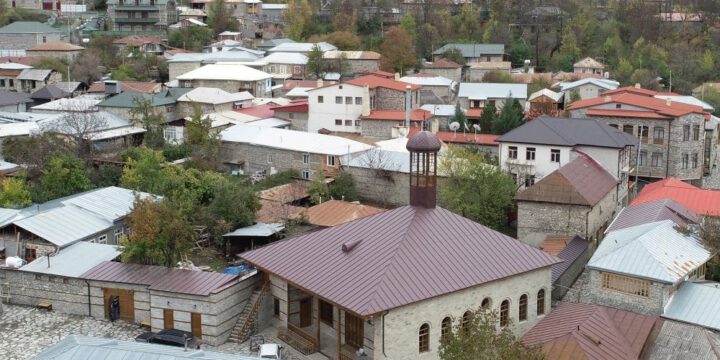 Prezident İlham Əliyev və Birinci xanım Mehriban Əliyeva Lahıcdakı Bədöyün məscidində aparılan bərpa-təmir işləri ilə tanış olublar