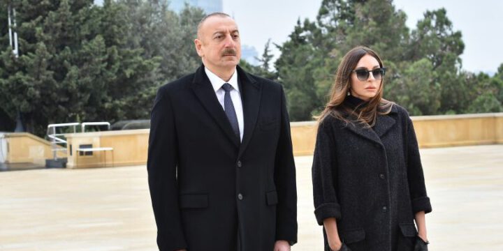 Prezident İlham Əliyev və Birinci xanım Mehriban Əliyeva helikopter qəzasında həlak olanların dəfni ilə bağlı müvafiq tapşırıqlar verib