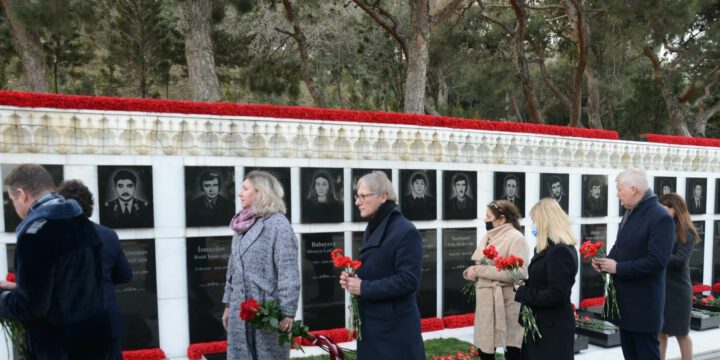 Avropa İttifaqı ölkələrinin səfirləri Şəhidlər Xiyabanını ziyarət edib