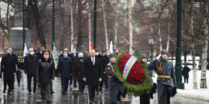 Prezident İlham Əliyev Moskvada naməlum əsgərin məzarını ziyarət edib