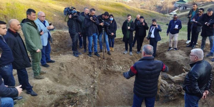 Xarici və yerli KİV nümayəndələri Xocavənddə aşkarlanan məzarlığa baxış keçiriblər