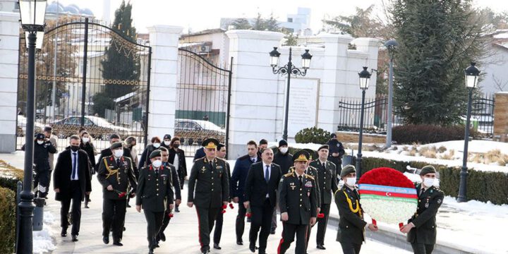 Zakir Həsənov Ankarada Ulu Öndərin abidəsini ziyarət edib