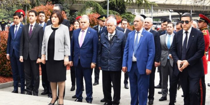 Milli Məclisin sədri Tbilisidə Ulu Öndərin abidəsini və Qəhrəmanlar Memorialını ziyarət edib