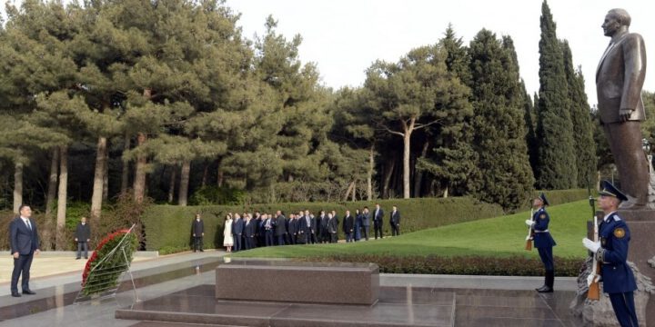 Qırğızıstan Prezidenti Sadır Japarov ümummilli lider Heydər Əliyevin məzarını ziyarət edib