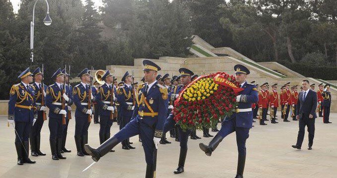 Qırğızıstan Prezidenti Şəhidlər xiyabanını ziyarət edib