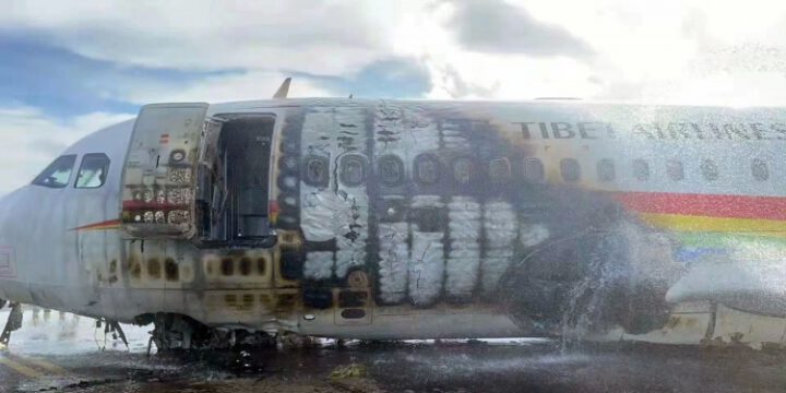 Çində təyyarə uçuş zolağından çıxaraq yanıb