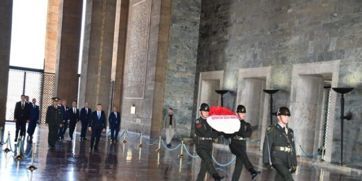 Türkiyədə səfərdə olan Azərbaycan nümayəndə heyəti Anıtqəbri ziyarət edib