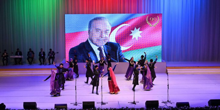 Ulu Öndər Heydər Əliyevin anadan olmasının 99-cu ildönümünə həsr olunmuş bədii yaradıcılıq müsabiqə-festivalının yekun konserti keçirilib