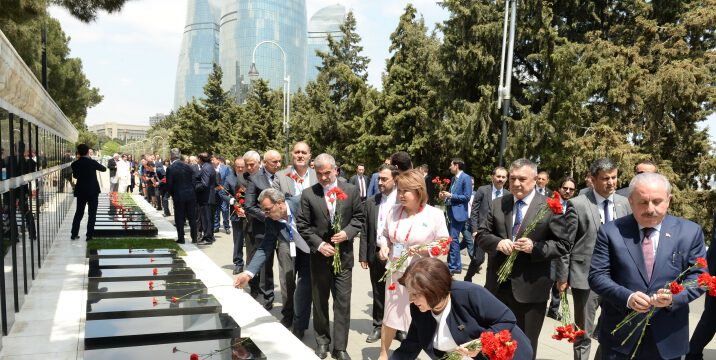 İƏT PA-nın Üçüncü Ümumi Konfransının iştirakçıları Ulu Öndərin məzarını və Şəhidlər xiyabanını ziyarət edib