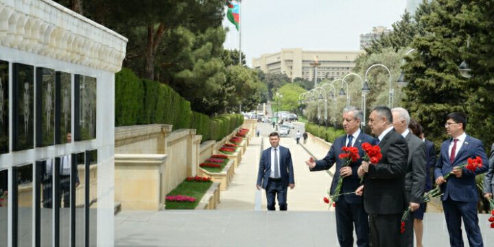 Özbəkistan Ali Məclisinin Qanunvericilik Palatasının sədri Ulu Öndərin məzarını və Şəhidlər xiyabanını ziyarət edib