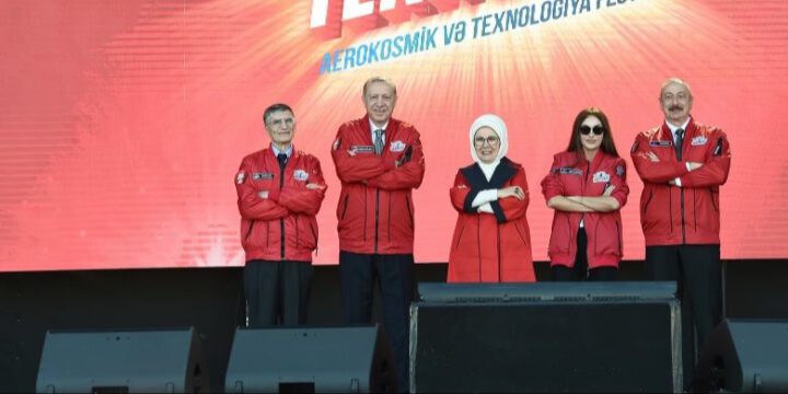 Prezidentlər İlham Əliyev, Rəcəb Tayyib Ərdoğan və Birinci xanımlar Mehriban Əliyeva, Əminə Ərdoğan “TEKNOFEST Azərbaycan”da xatirə fotosu çəkdirib