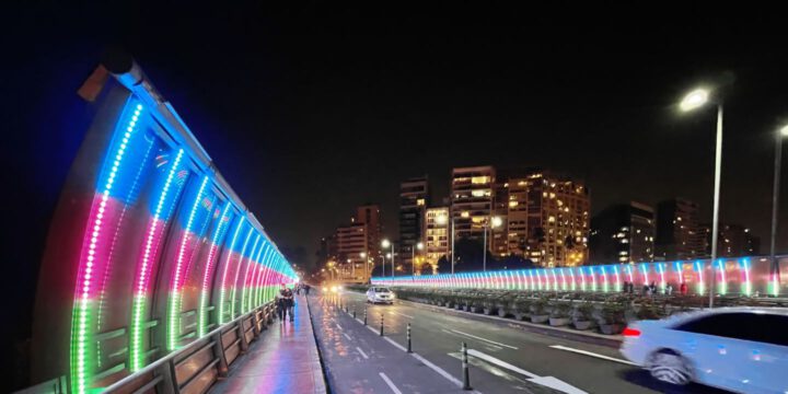 Perunun paytaxtında məşhur körpü Azərbaycan bayrağının rənglərinə bürünüb