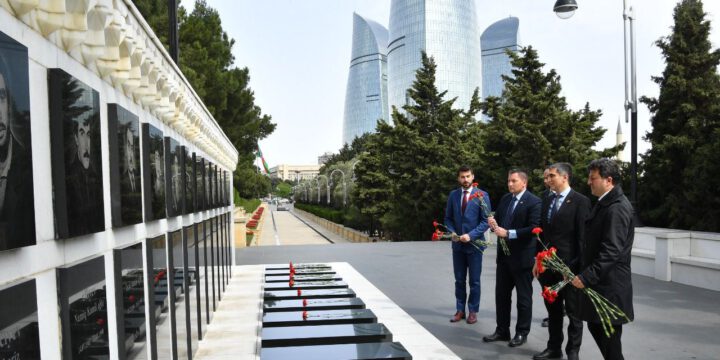 Kanada parlamentinin nümayəndə heyəti Şəhidlər xiyabanını ziyarət edib