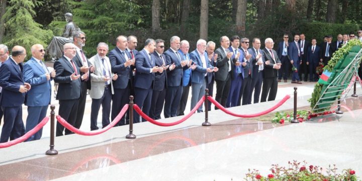 7-ci Beynəlxalq Sosial Elmlər Konqresinin iştirakçıları ulu öndər Heydər Əliyevin məzarını ziyarət ediblər