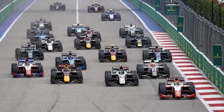 Bakıda Formula 2 üzrə birinci sprint yarışına start verilib