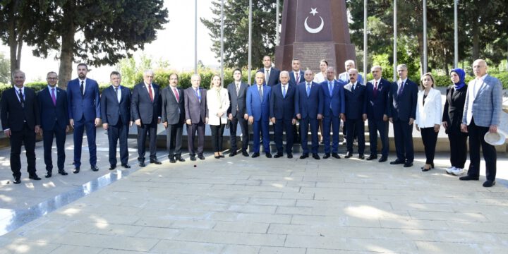 YAP-ın üzvləri və Türkiyə nümayəndə heyəti ulu öndər Heydər Əliyevin məzarını, Şəhidlər xiyabanını və “Türk şəhidliyi” abidəsini ziyarət ediblər