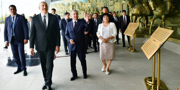 Prezident İlham Əliyev Daşkənddə Müstəqillik abidəsini ziyarət edib