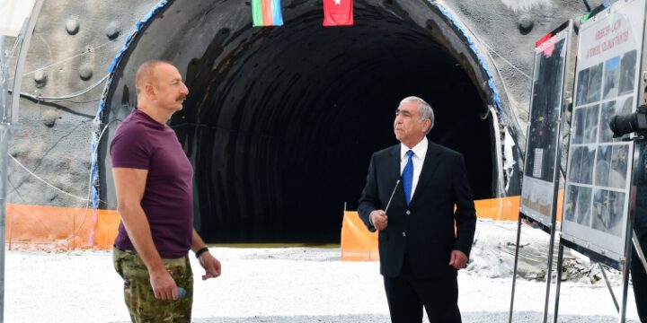 Prezident İlham Əliyev Kəlbəcər-Laçın avtomobil yolunun inşası ilə tanış olub