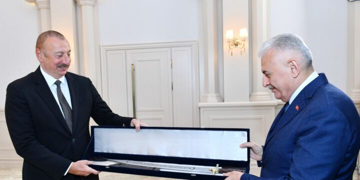 Binəli Yıldırım Fateh Sultan Mehmedin qılıncının eynisini Prezident İlham Əliyevə hədiyyə kimi təqdim edib