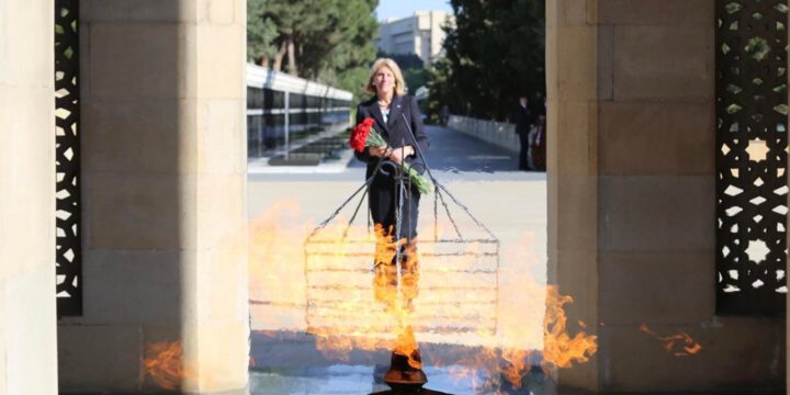 ABŞ Dövlət katibinin köməkçisi Şəhidlər Xiyabanını ziyarət edib