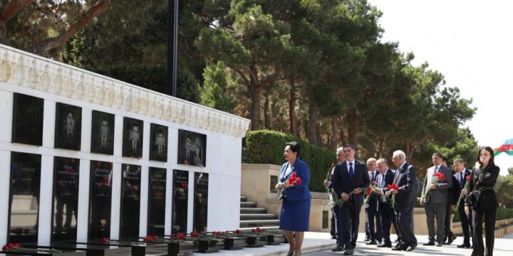 Özbəkistan Ali Məclisi Senatının sədri Fəxri xiyabanı və Şəhidlər xiyabanını ziyarət edib