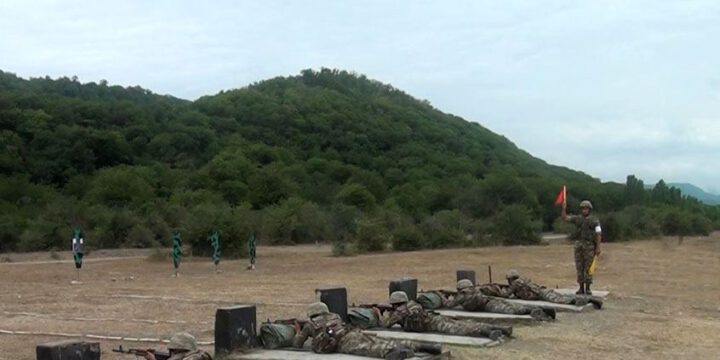Kursantlarla səhra çıxışında praktiki məşğələlər keçirilir