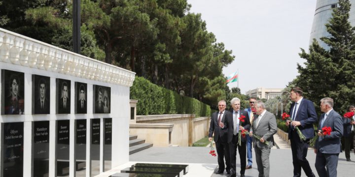 Litva parlamentinin nümayəndə heyəti Şəhidlər xiyabanını ziyarət edib