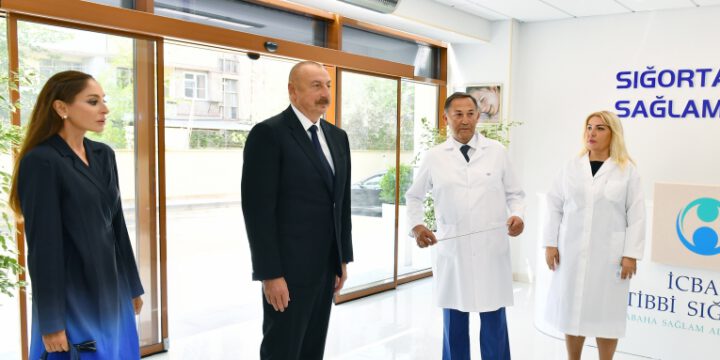 Prezident İlham Əliyev və Birinci xanım Mehriban Əliyeva paytaxtın Bakıxanov qəsəbəsində 2 nömrəli doğum evində aparılmış əsaslı təmirdən sonra yaradılan şəraitlə tanış olublar