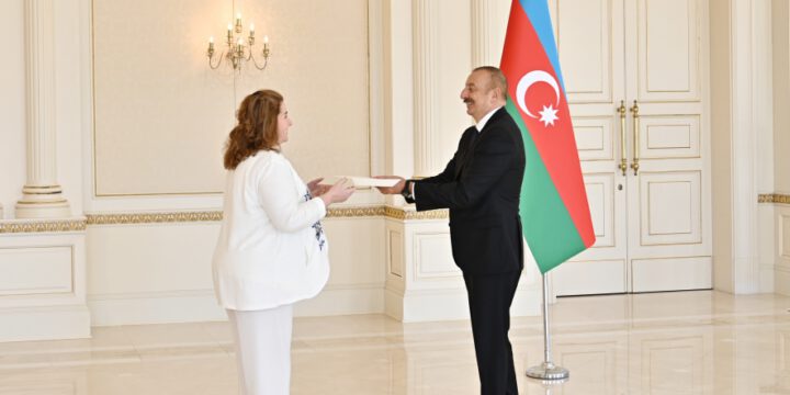 Prezident İlham Əliyev Argentinanın Azərbaycanda yeni təyin olunan səfirinin etimadnaməsini qəbul edib